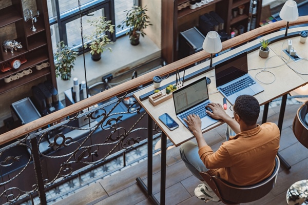 Pourquoi passer par une société de placement peut booster votre carrière freelance ?