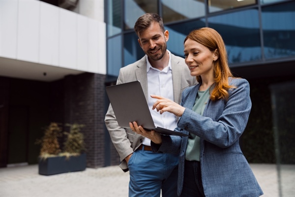 Expert IA ou manager de transition : qui choisir pour réussir sa transformation IA ?